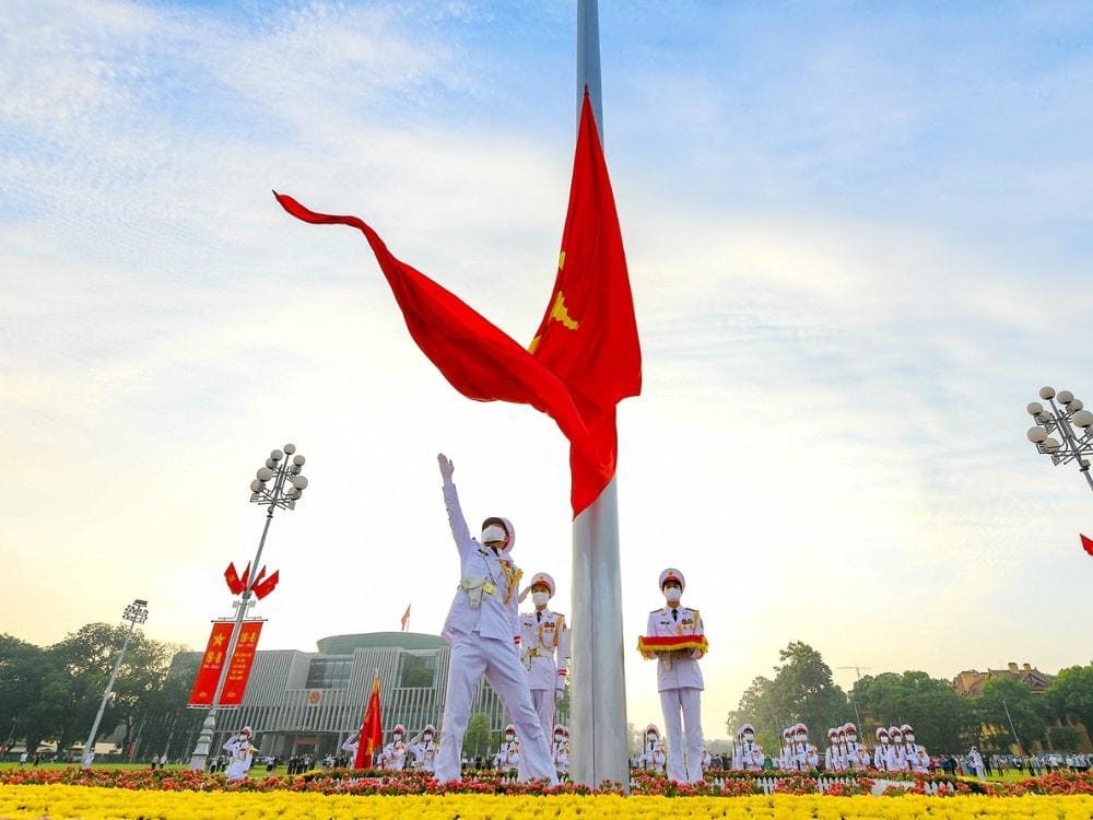 Lễ thượng cờ tại Quảng trường Ba Đình, trước Lăng Chủ tịch Hồ Chí Minh (Nguồn: Internet)